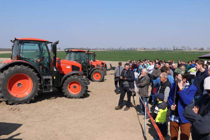 W Kamieńcu k. Trzemeszna Agroma Poznań 7 kwietnia zorganizowała pokazy polowe ciągników Kubota wraz z maszynami uprawowymi Agro-Masz.