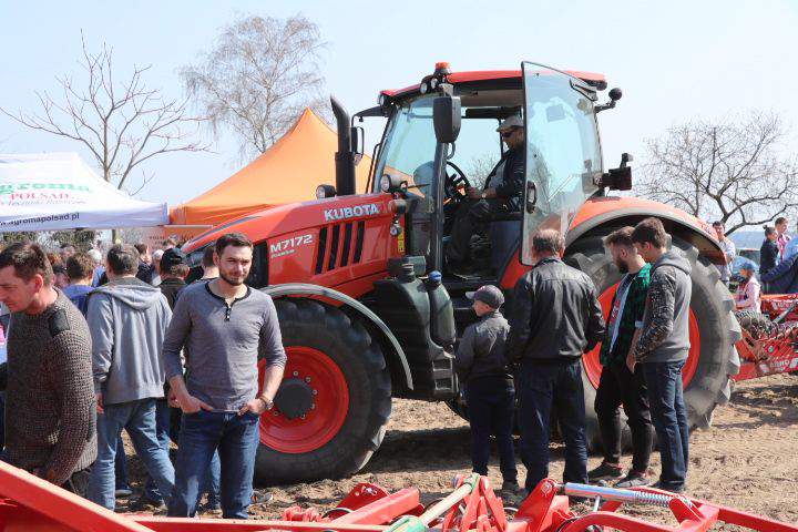 W Kamieńcu k. Trzemeszna Agroma Poznań 7 kwietnia zorganizowała pokazy polowe ciągników Kubota wraz z maszynami uprawowymi Agro-Masz.