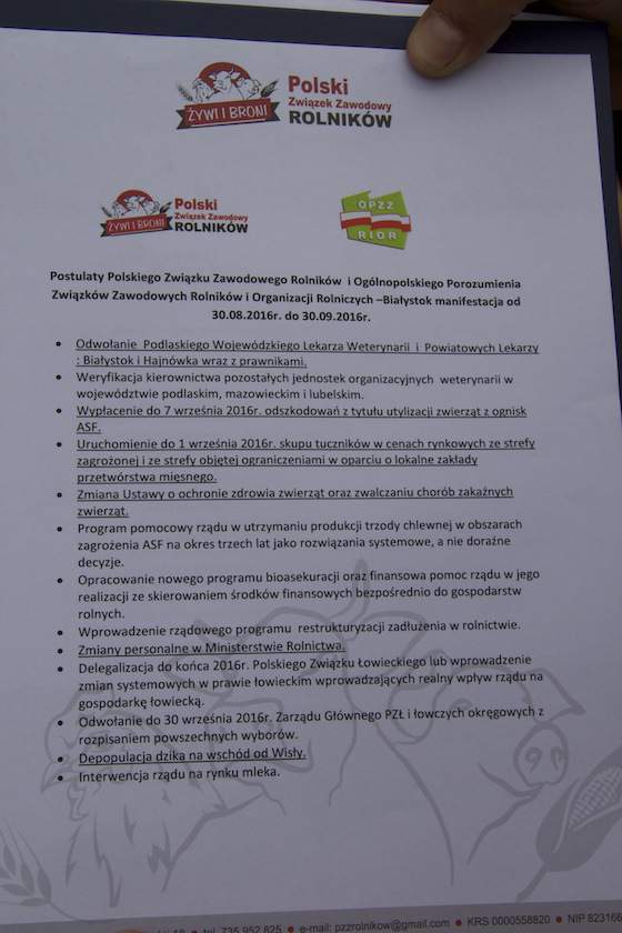 Kilkadziesięciu producentów wieprzowiny z woj. podlaskiego i mazowieckiego pikietowało przed siedzibą Urzędu Wojewódzkiego w Białymstoku.