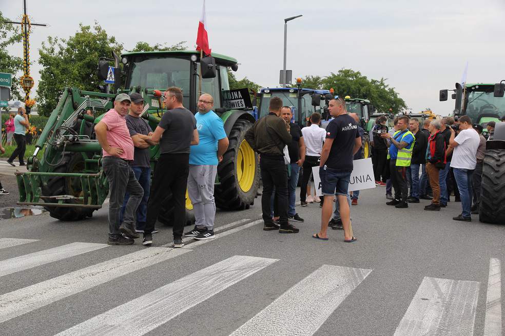 Trwa protest AgroUnii w Rękoraju! Ciągniki blokują rondo przy A1