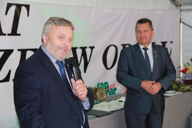 Prezes Krajowej Rady Izby Rolniczych Wiktor Szmulewicz gratuluje Herbertowi Czaja. 