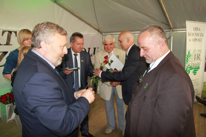 Członkowie Zarządu Izby Rolniczej w Opolu otrzymali pamiątkowe odznaki KRIR. 