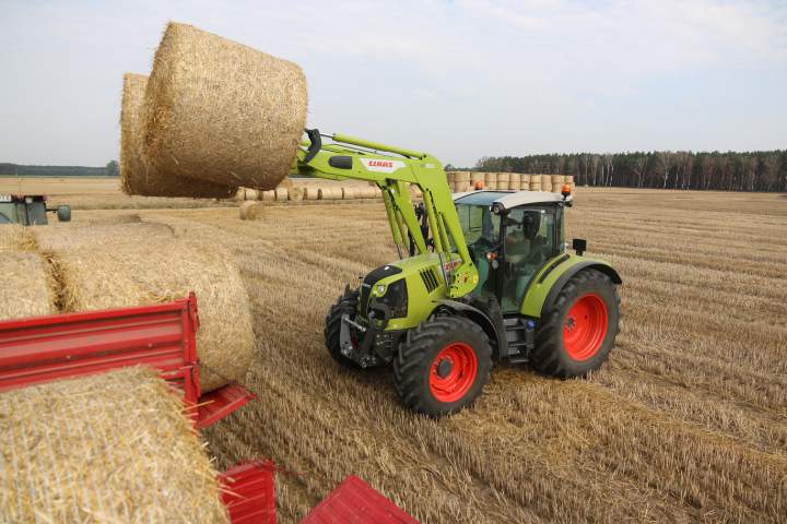 Dostarczony do testu Claas Arion 460 wyposażony był w ładowacz FL 120
