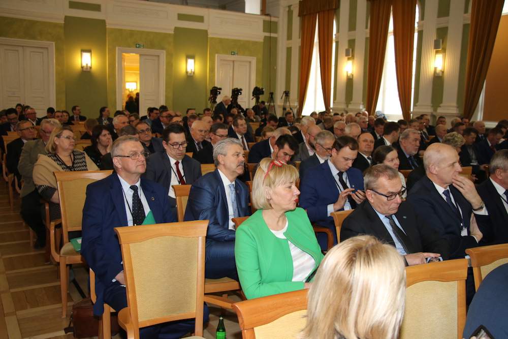 W debacie wzięli udział przedstawiciele 168 izb, związków i organizacji rolniczych oraz przetwórczych i konsumenckich.