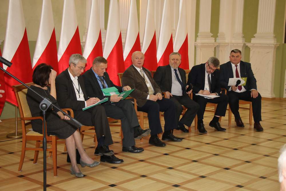 Główni uczestnicy debaty. Od lewej: Teresa Hala, Jerzy Chrościkowski, Lech Kuropatwiński, Marian Sikora, Wiktor Szmulewicz, JAn Krzystzof Ardanowski i Tadeusz Romańczuk.