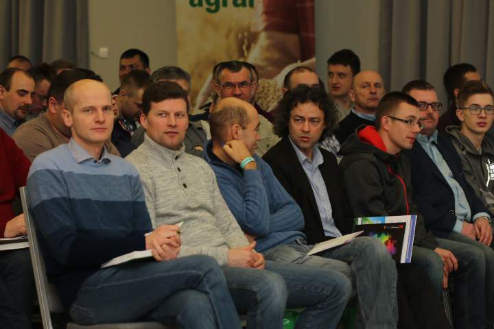 Uczestnicy seminarium w Wąbrzeźnie z uwagą i skupieniem chłoną nowości przekazywane przez naszego eksperta z NU Agrar.