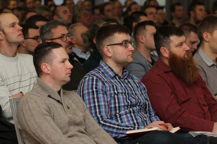Uczestnicy seminarium w Wąbrzeźnie z uwagą i skupieniem chłoną nowości przekazywane przez naszego eksperta z NU Agrar.