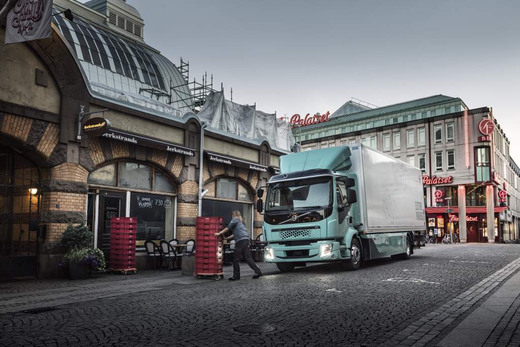 Napędzane energią elektryczną samochody Volvo będzie można spotkać w transporcie dystrybucyjnym, regionalnym, wywozie odpadów i pracach budowlanych w miastach.
