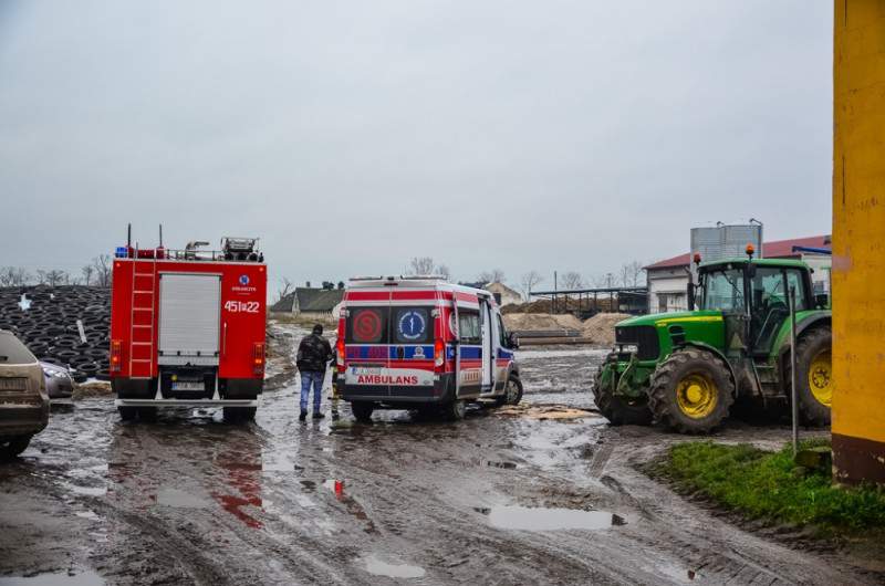 Wypadek w Jaraczewie: maszyna rolnicza wciągnęła młodego mężczyznę