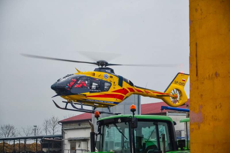 Wypadek w Jaraczewie: maszyna rolnicza wciągnęła młodego mężczyznę