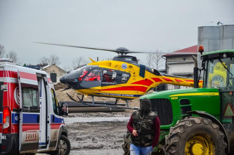 Wypadek w Jaraczewie: maszyna rolnicza wciągnęła młodego mężczyznę