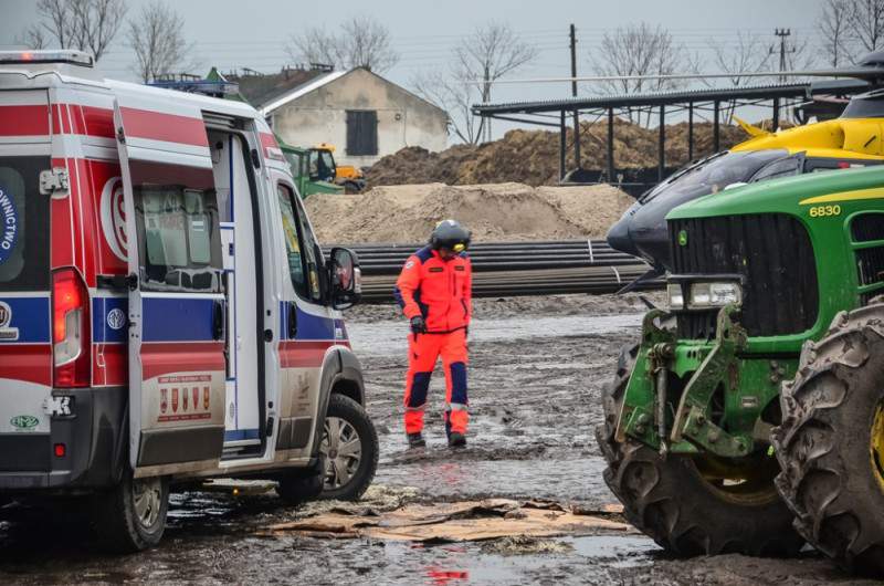 Wypadek w Jaraczewie: maszyna rolnicza wciągnęła młodego mężczyznę
