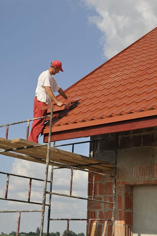 Zaletą blachodachówki jest możliwość szerokiego zastosowania na dachu domu, garażu czy budynku inwentarskiego.