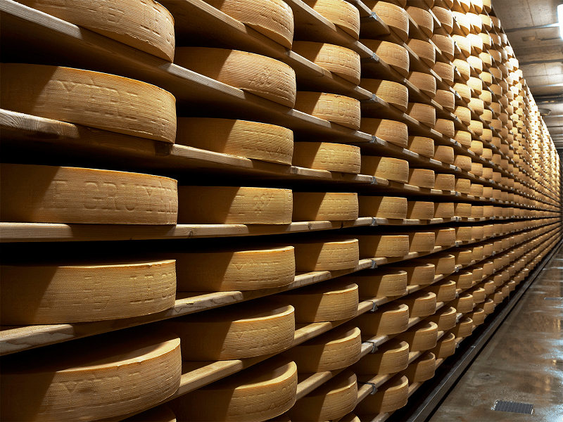 Dojrzewalnia w piwnicy mieszczącej do 7000 kręgów sera. Do wyprodukowania jednego kręgu sera ważącego około 35 kg potrzebnych jest aż 400 litrów mleka.