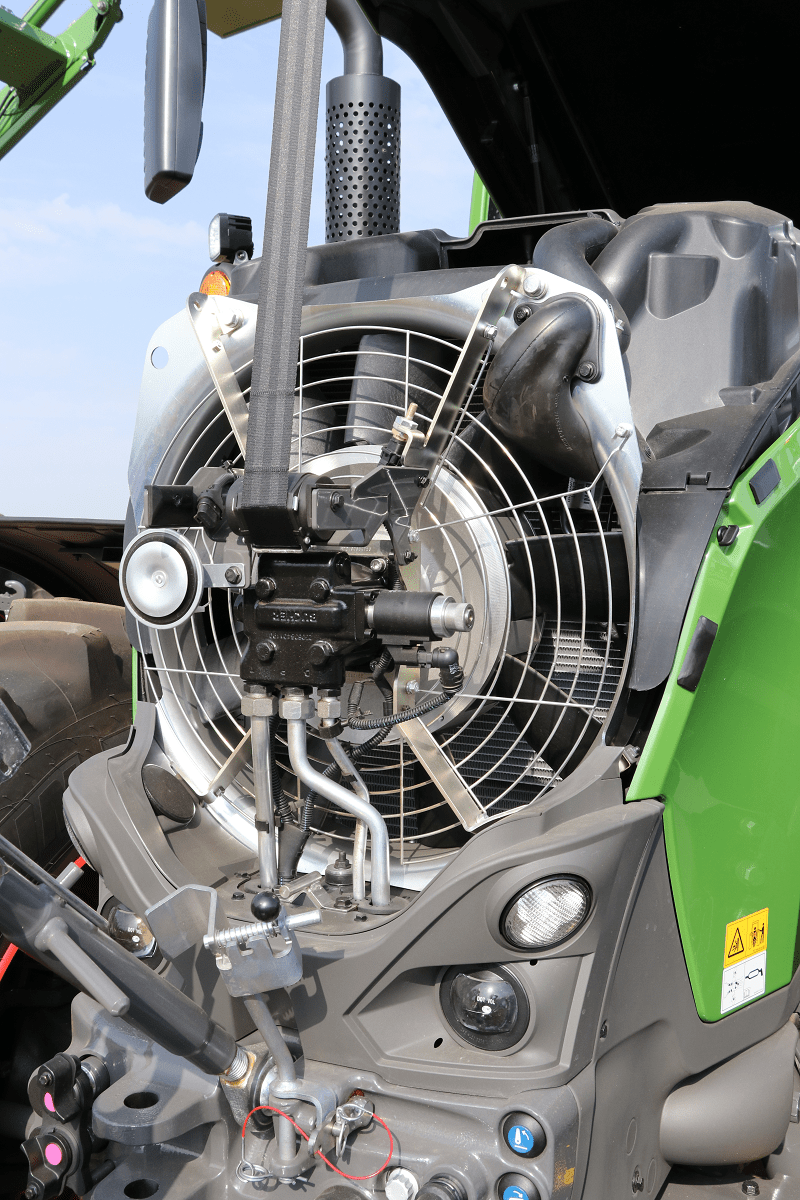 Wiele rozwiązań z konstruktorów flagowych, kołowych ciągników Fendt przeniesionych do ciągników serii 700 Vario. Jeden z nich jest układem z hydraulicznym mechanizmem mechanizmu odbijającym przed chłodnicami.