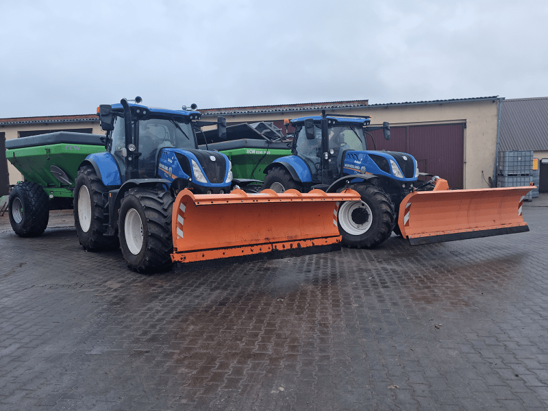 Od zeszłego roku do odśnieżania i posypywania dróg rolnik wykorzystuje dwa ponaddwustukonne ciągniki New Holland T7260
