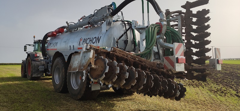 Wóz asenizacyjny Pichon beczka wywoz gnojowicy