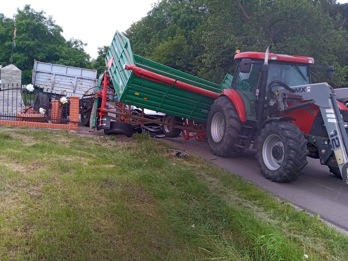 Po zderzeniu za ciągnikiem kierowca i pasażer osobówki uciekli do lasu