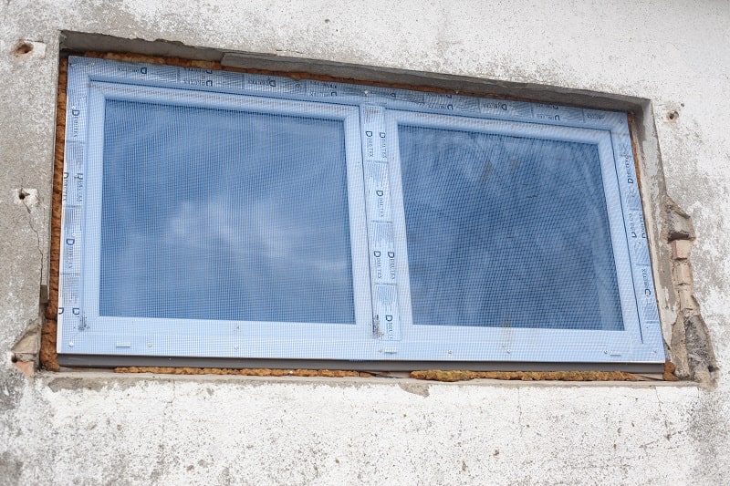 Przy kontroli sprawdzane są zabezpieczania budynków np. siatki w oknach.