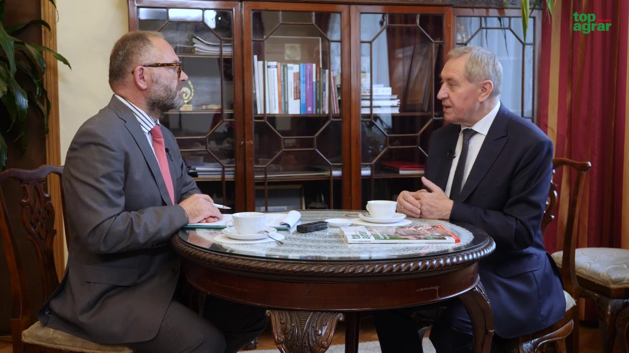 Cały wywiad dostępny jest dla osób zalogowanych na portalu www.topagrar.pl. Czytelnicy niezalogowani będą mogli zobaczyć wywiad z ministrem w poniedziałek 15 listopada.
Henryk Kowalczyk od 26 października br. pełni funkcję ministra rolnictwa i rozwoju wsi w randze wicepremiera polskiego rządu. Nowego szefa MRiRW postanowiliśmy zapytać a ocenę aktualnej sytuacji w polskim rolnictwie, pomysłach na ich rozwiązanie oraz o przyszłość polskiej branży rolnej w ramach nowej Wspólnej Polityki Rolnej. 

Przed nowym ministrem stoi wiele wyzwań. Jego poprzednik w fotelu szefa MRiRW Grzegorz Puda (obecnie minister funduszy i rozwoju regionalnego - przyp. red.) był dosyć surowo oceniany przez rolników, m. in. za małą aktywność w terenie czy brak skuteczności w zwalczaniu wirusa ASF w Polsce. Henryk Kowalczyk objął resort rolnictwa w trudnym momencie: branża trzodziarska jest w poważnym kryzysie, na rynku nawozów szaleje drożyzna, a perspektywa wdrożenia Zielonego Ładu budzi u rolników spore obawy o opłacalność produkcji i sprostanie nowym unijnym wymogom.

O tych i wielu innych zagadnieniach z ministrem Kowalczykiem rozmawia Karol Bujoczek, redaktor naczelny top agrar Polska.

