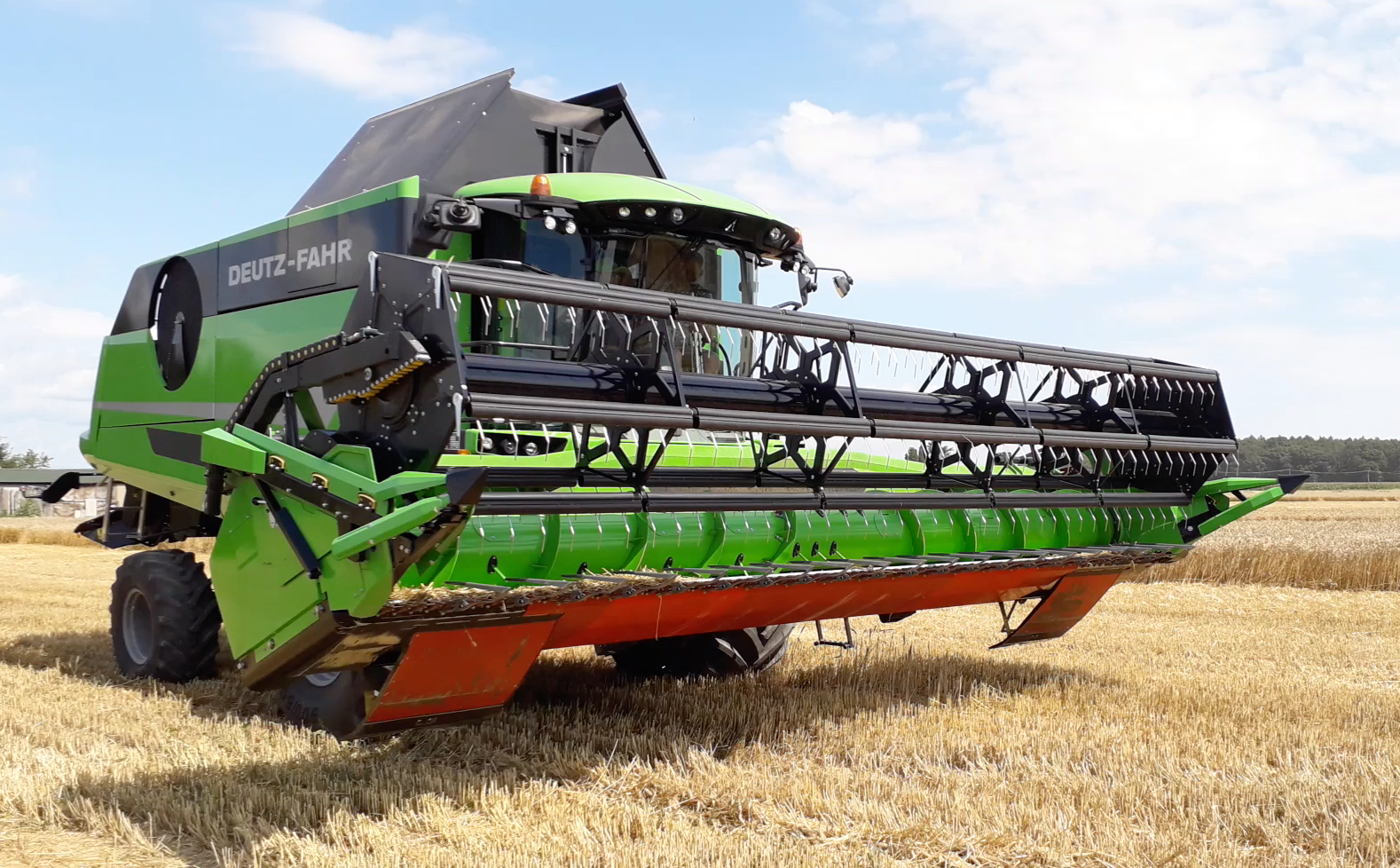 Pierwsza w Polsce prezentacja kombajnu Deutz-Fahr C9306 TS odbyła się dziś na polach w woj. kujawsko-pomorskim. Flagowy okręt niemieckiego producenta mierzył się z niezbyt wysokim łanem pszenicy plonującej na poziomie 8-9 ton.Choć na europejskich polach kombajny Deutz-Fahr z serii C9300 przepracowały już dwa sezony, dopiero teraz zdecydowano się wprowadzić ten model do sprzedaży w Polsce.Czytaj więcej!
