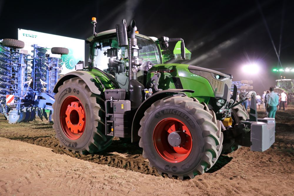 Siódma generacja ciągników Fendt 700 Vario to całkowicie nowa konstrukcja. Flagowy model 728 Vario dysponuje mocą 300 KM, w ciągnikach całej serii jest zupełnie nowy silnik, układ napędowy Vario Drive, pakiet chłodnic z hydraulicznie napędzanym wentylatorem oraz układ zmiany ciśnienia w ogumieniu Fendt Vario Grip. To tylko kilka szczegółów, które z flagowych modeli traktorów Fendt trafiły teraz do popularnej na całym świecie siedemsetki.