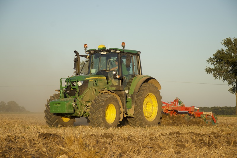 Ciągniki John Deere serii 6M to najlepszy przykład tego, jak zmieniają się preferencje rolników. Od tego roku traktory można wyposażyć w bezstopniowy napęd AutoPowr.