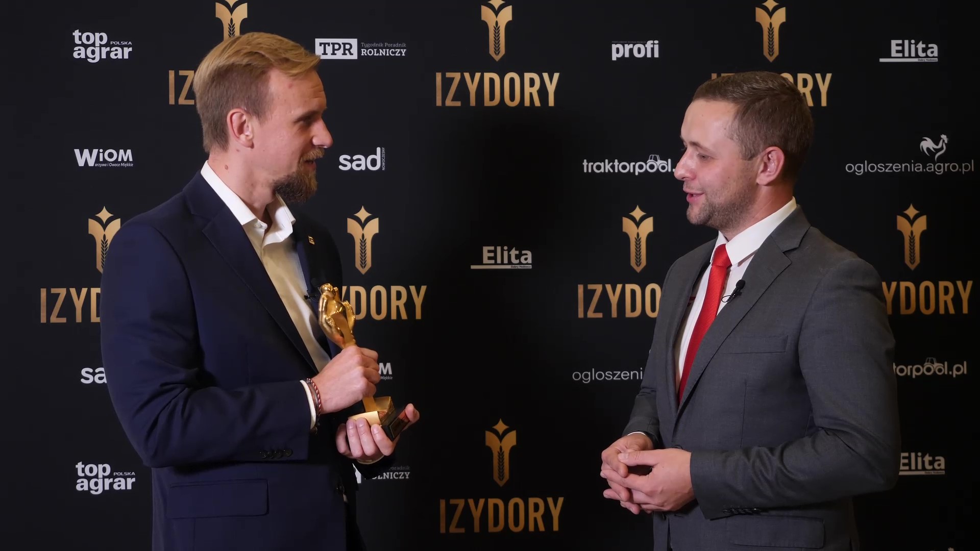 W jej imieniu nagrodę odebrał Bartosz Białas. W rozmowie z redaktorem top agrar Polska Janem Bebą wyjaśnia jaka jest recepta na sukces w branży produkcji, sprzedaży i serwisu ciągników rolniczych.
- Wydaje mi się, że recepta jest na to taka, aby dbać o klienta - rolnika. Dlatego nasi dilerzy są w stałym kontakcie z rolnikami i starają się im oferować nie tylko maszyny, ale też rozwiązania, które pomagają utrzymać te maszyny w ciągłym ruchu - mówił po wręczeniu nagrody Bartosz Białas.
Jak podkreśla, każdy klient jest wymagający, dlatego firma robi wszystko by sprostać tym oczekiwaniom. Najważniejsze jest dopasowanie ciągnika do danego gospodarstwa i potrzeb rolnika. Istotne jest także jego wyposażenie w narzędzia i systemy rolnictwa precyzyjnego.

Obejrzyj cały wywiad!
