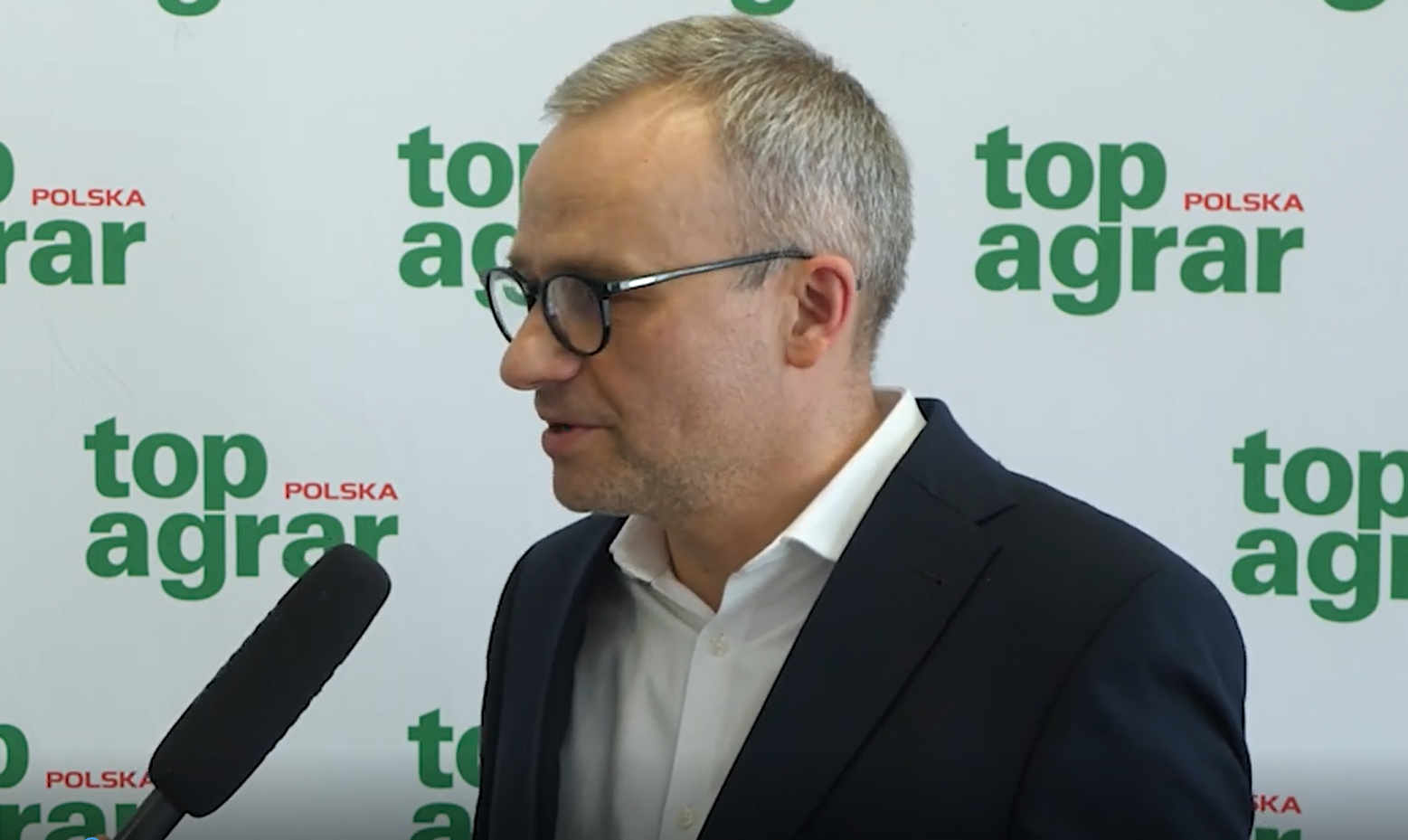 Jeszcze kilka lat temu rolnicy, oddający swoje grunty w kilkunastoletnią dzierżawę pod farmę fotowoltaiczną, mogli liczyć na 5–6 tys. zł rocznie, co dla wielu było sumą nie do pogardzenia. W pewnym sensie o wygranej mogą dziś mówić rolnicy, którzy teraz stoją przed taką decyzją. Aktualnie oferowane stawki poszybowały przynajmniej do 10 tys. zł. W anonsach pojawiają się także stawki o 3–4 tys. zł wyższe. Zapotrzebowanie na grunty pod farmy PV zgłaszają nie tylko prywatne przedsiębiorstwa, ale także państwowe spółki, jak Orlen, PGNiG, KGHM, czy Enea.  – Skala zainteresowania inwestycjami w farmy fotowoltaiczne jest spora, do tego stopnia, że dziś to inwestorzy szukają ziemi do wydzierżawienia.  Chcielibyśmy, aby umowy dzierżawy gruntów były jak najkrótsze i proste, ale realia są takie, że te dokumenty liczą kilkanaście stron wraz z umowami przedwstępnymi. Zalecam więc szczegółowe czytanie umów i w razie wątpliwości uzyskać poradę prawną, by nie zostać z ewentualnym problemem na kilkanaście lat – mówi Mikołaj Pomin. Nasz ekspert wskazuje, że w definicji przedmiotu umowy często pomija się wchodzące w skład dzierżawionej działki tereny pod drogi dojazdowe i instalacje elektryczne.