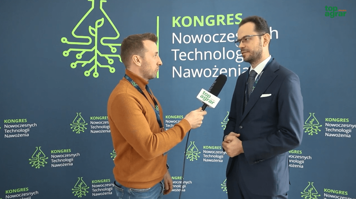 Zielony Ład będzie wyzwaniem dla polskich rolników. Ograniczanie stosowania nawożenia w najbliższej perspektywie do 2030 r. może spowodować spadek produktywności, a więc i dochodowości gospodarstw. O możliwościach lepszego wykorzystania nawozów mówiono podczas Kongresu zorganizowanego przez firmę Agrosimex, a o samym Kongresie rozmawialiśmy z Piotrem Barańskim.