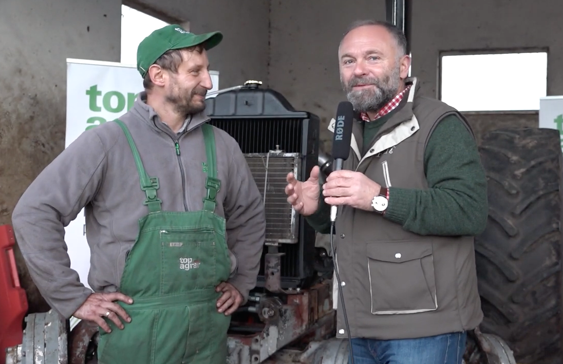 Od strony mechanicznej nasz ciągnik jest już niemal gotowy. W końcu przyszedł czas na uruchomienie i kontrolę wszystkich podzespołów. Po wielu godzinach spędzonych na warsztacie nasz ciągnik zaczyna nabierać kształtów. Wszystkie podzespoły są ze sobą połączone, zalane olejem, więc przyszedł czas na pierwsze uruchomienie i sprawdzenie ich funkcjonowania. Nim jednak zapaliliśmy traktor musiałem zamontować chłodnicę, by silnik miał właściwe chłodzenie.Po uroczystym uruchomieniu przez Redaktora Naczelnego mogłem skontrolować funkcjonowanie wszystkich podzespołów. W pierwszej kolejności sprawdziłem WOM. Ten podzespół pracuje prawidłowo, podobnie jak podnośnik hydrauliczny, który został wcześniej w pełni zregenerowany. Nie ma także problemów z układem kierowniczym.W poprzednim odcinku pracowałem nad odbudową układu pneumatycznego i teraz po zapaleniu silnika mogłem sprawdzić czy modernizacja została wykonana prawidłowo. Jak się okazało układ pneumatyczny funkcjonuje prawidłowo i nie ma w nim nieszczelności.
