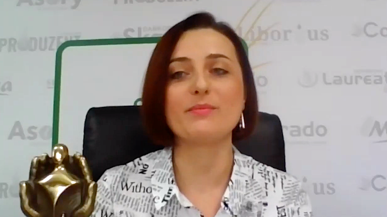 Tegoroczna gala wręczenia Izydorów 2020 miała - z wiadomych przyczyn – zupełnie inny charakter. Nie mogliśmy zaprosić firm nominowanych we wszystkich 9 kategoriach plebiscytu do Poznania po osobisty odbiór statuetek i dyplomów, dlatego podczas gali połączyliśmy się z nimi przez Internet i wyniki plebiscytu poznali z ust prowadzących: prezesa PWR dra Adama Koziołka oraz prezentera Tomasza Kammela.Wszystkie statuetki wysłaliśmy kurierem i teraz gdy są już one fizycznie w rękach przedstawicieli firm postanowiliśmy ich zapytać o wrażenia z tegorocznej edycji konkursu i o to, jak na wieść o wygranej zareagowały ich firmy.– Nasiennictwo dla nas to nie tylko praca, ale również pasja.Wielokrotnie zastanawialiśmy się, czy klient doceni jakość materiału siewnego. Wygrana w Izydorach umocniła nas w przekonaniu, że kierunek, który obraliśmy jest słuszny. Wygrana ta jest dla nas wielkim wyróżnieniem, zwłaszcza, że głosy oddawali rolnicy. To właśnie im jesteśmy wdzięczni za zaufanie, jakim nas obdarzyli. Staramy się nie zwolnić tempa i postaramy się, aby nasza oferta cały czas było godna miana Firmy Przyjaznej dla Rolnika – mówi Anna Wronkowska z firmy Wronkowski Nasiona w rozmowie z Jackiem Daleszyńskim z top agrar Polska.Firma Wronkowski Nasiona została laureatem plebiscytu Izydory 2020 w kategorii "Nasiennictwo".Zobacz całą rozmowę.