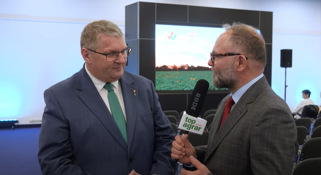 Podczas gali wręczenia nagród w tegorocznej edycji konkursu "Wielkopolski Rolnik Roku" red. naczelny miesięcznika top agrar Polska miał okazję porozmawiać z jednym z organizatorów tego niezwykłego spotkania Krzysztofem Grabowskim, wicemarszałkiem woj. wielkopolskiego. Wielkopolska rolnictwem stoi, a wicemarszałek zna problemy rolników znakomicie. Jakie mechanizmy wsparcia powinien wprowadzić rząd, aby pomóc rolnikom w trudnej sytuacji?