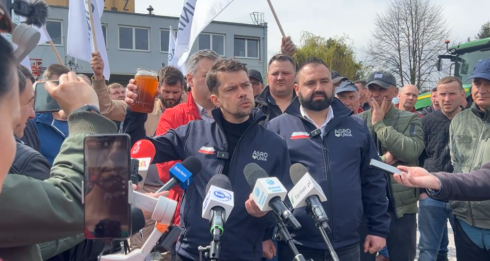 Dzisiaj w województwie opolskim odbywa się Wojewódzki Strajk Rolników. Producenci rolni z 11 powiatów zbiorą się w wyznaczonych 4 miejscowościach. Pierwszy przystanek to Elewator w Prudniku, gdzie o godzinie 11:00 rozpoczął się protest.