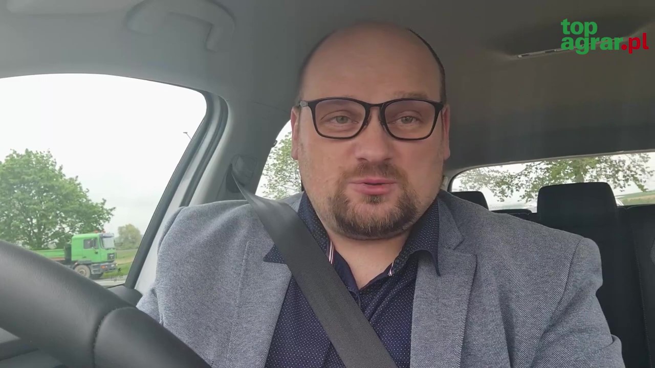Po dłuższej nieobecności redaktor Bartłomiej Czekała wraca z Poranną trójpolówka. Pierwszy odcinek nowej serii poświęcony jest m. in. konkursom i eventom, które top agrar Polska ma dla wszystkich swoich Prenumeratorów, Czytelników i Sympatyków. Obejrzyjcie koniecznie!Zgłoszenia do udziału w konkursie Ursus 1204 de luxe https://bit.ly/3hmoCSYZgłoszenia do udziału w konkursie "Mój zaciszny zakątek" https://bit.ly/3y3M5hAZgłoszenia do udziału w quizie z okazji Dnia Dziecka https://bit.ly/3y98iecZgłoszenia do udziału w konkursie wynalazków https://bit.ly/3tLytUXZgłoszenia na webinarium dot. ochrony i nawożenia ziemniaków:https://bit.ly/3hotoiGZgłoszenia na Forum Rolników i Agrobiznesu Świnie https://bit.ly/3hqfFrWRelacje z naszych webinariów: https://bit.ly/3eLgF8fZamów bezpłatny egzemplarz top agrar Polska https://bit.ly/3bmzigw