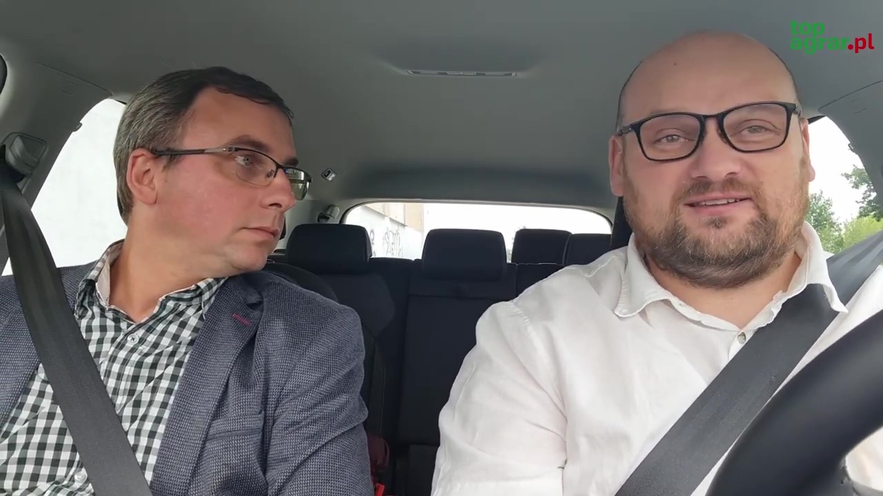 Do udziału w kolejnym odcinku "Porannej trójpolówki" zaprosiłem Grzegorza Ignaczewskiego z redakcji top agrar Polska - specjalistę ds. funduszy unijnych dla rolnictwa. Z Grzegorzem rozmawiamy o tym, co ważnego dzieje się w obszarze naboru wniosków i inwestycji w ramach PROW.O naborach wniosków przeprowadzanych przez Agencję Restrukturyzacji i Modernizacji Rolnictwa, ich wynikach oraz problemach napotykanych przez wnioskodawców na wszystkich etapach od rozpatrywania wniosku o wsparcie, poprzez podpisanie umowy, realizację inwestycji i złożenie wniosku o płatność piszemy Grzegorz Ignaczewski pisze na bieżąco na łamach top agrar Polska i na portalu topagrar.pl. Ostatnio sporo dzieje się w tych tematach, ponieważ ARiMR ogłosiła, że tylko do 14. lipca każdy, kto złożył wniosek w ramach PROW 2014 - 2020 ma czas na uzupełnienie braków w dokumentacji. Jeśli tego nie zrobi, to grozi mu odmowa przyznania pomocy.Mój rozmówca tłumaczy dlaczego tak jest oraz odpowiada na moje pytania dotyczące dalszych naborów wniosków w ramach PROW, zmian w okresie przejściowym PROW w latach 2021 - 2022 oraz tego, co czeka polskich rolników w związku z nowym Zielonym Ładem i nową Wspólną polityką rolną na latach 2021 - 2027.Zapraszam do obejrzenia całego odcinka z Grzegorzem Ignaczewskim!Nie masz jeszcze prenumeraty top agrar Polska? Sprawdź nasza ofertę na prenumeruj.topagrar.pl !