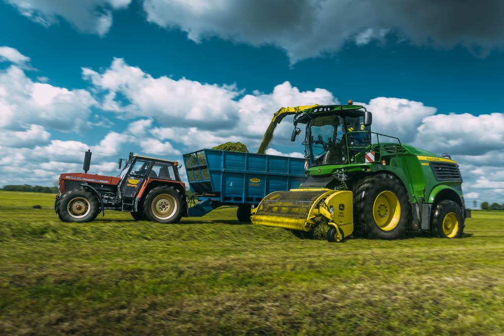 Sieczkarnia John Deere 9900i została wprowadzona na rynek jesienią ubiegłego roku. Obecnie pracuje na polach w wybranych w polskich gospodarstwach. Braliśmy udział w pokazie organizowanym przez dilera firmę Zawadzka na terenie Spółdzielczej Agrofirmy Witkowo.