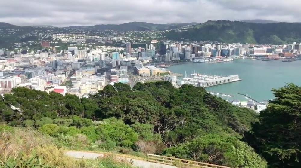 Kolejnym punktem naszej podróży po Nowej Zelandii jest zwiedzanie Wellington, czyli stolicy Nowej Zelandii i trzeciego pod względem wielkości i liczby ludności miasta w tym państwie. Co ciekawe, jest również najgęściej zaludnioną stolicą w Oceanii, bowiem zamieszkuje ją blisko 400 tys. mieszkańców. Zobacz film i podziwiaj panoramę tego pięknego miasta!